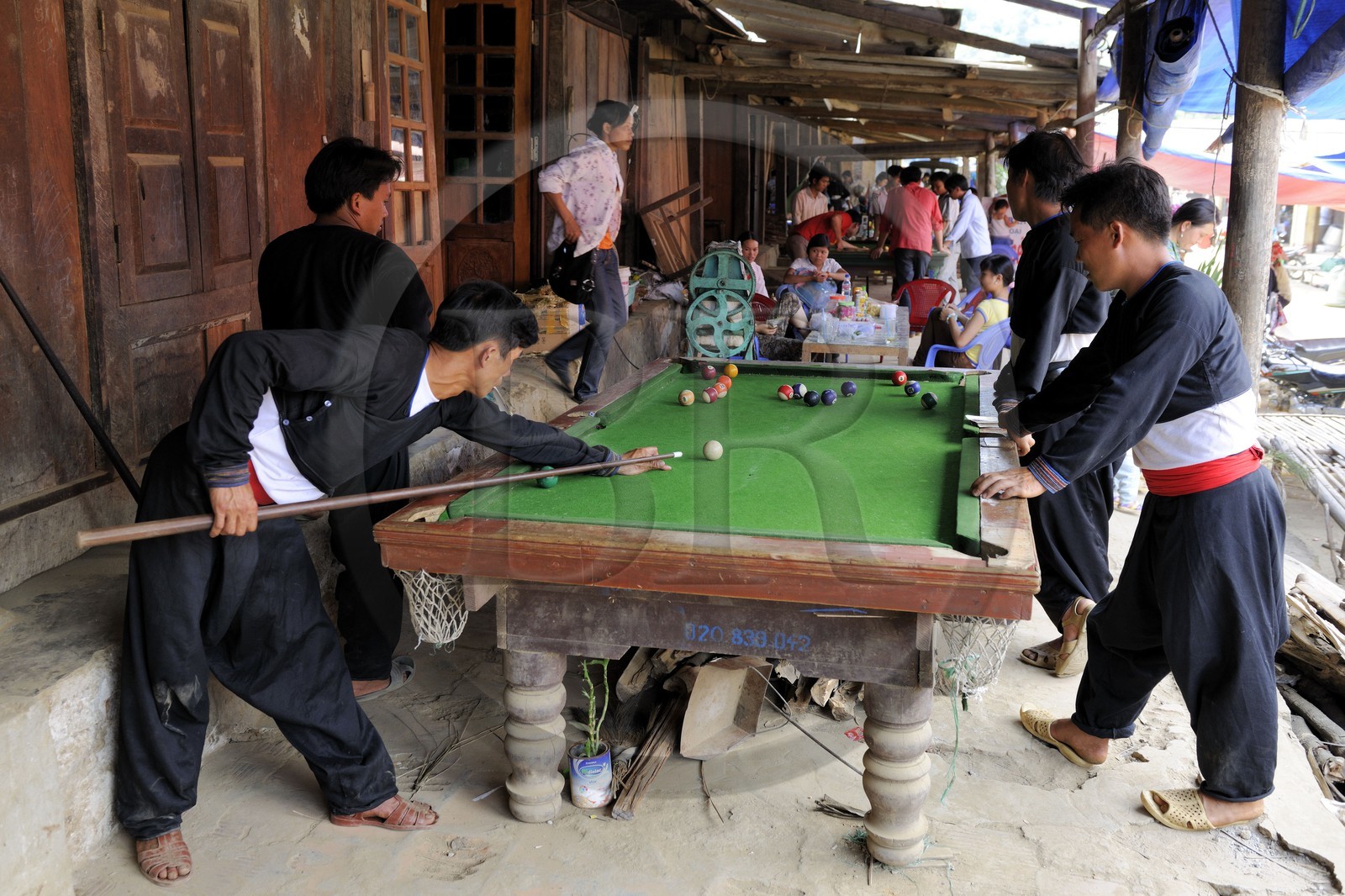 Vietnam, province de Lao Cai, région Nord-Ouest de Sapa, le marché multi-éthnique de Muong Hum, les hommes jouent au billard américain