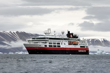 Groenland, cote Nord-Ouest, mer de Baffin, Qaanaaq ou Nouvelle Thule, bateau de croisière MS Fram de la compagnie Hurtigruten