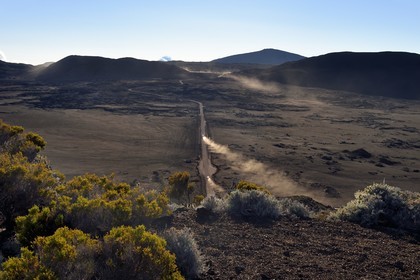 France, Ile de la Reunion, Parc National de la Réunion classé Patrimoine Mondial de l'UNESCO, sur les pentes du volcan de Piton de la Fournaise, randonnée du sentier de l'oratoire Ste Thérèse au dessus de la Plaine des Sables que l'on aperçoit en contrebas