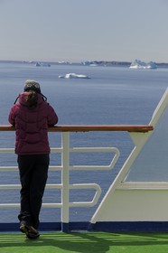 Groenland, région méridionale, le bateau de croisière le Princess Danané croise des icebergs au large de Nanortalik