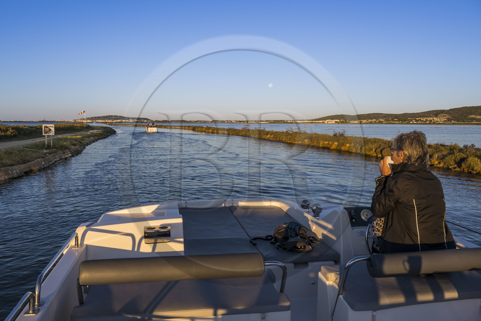 France, Hérault (34), Frontignan, bateau de plaisance Le Boat naviguant sur le canal du Rhône à Sète, le Mont Saint-Clair à Sète en arrière plan