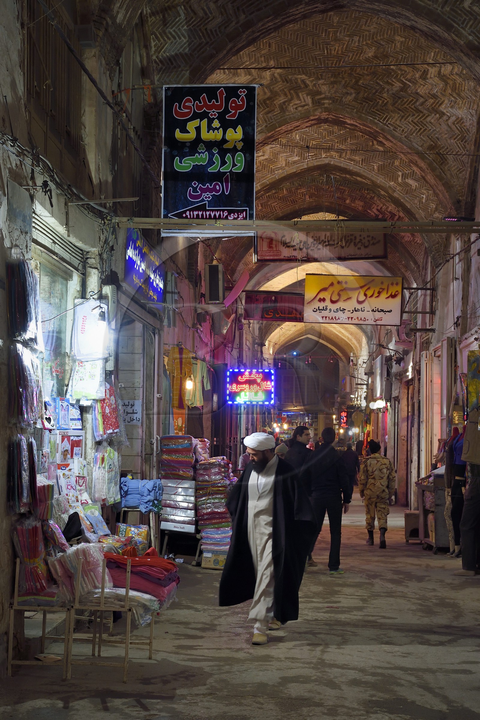 Iran, province d'Ispahan, Ispahan, mollah dans le Bazar-e Bozorg (Grand Bazar), immense bazar couvert qui remonte à près de 1300 ans