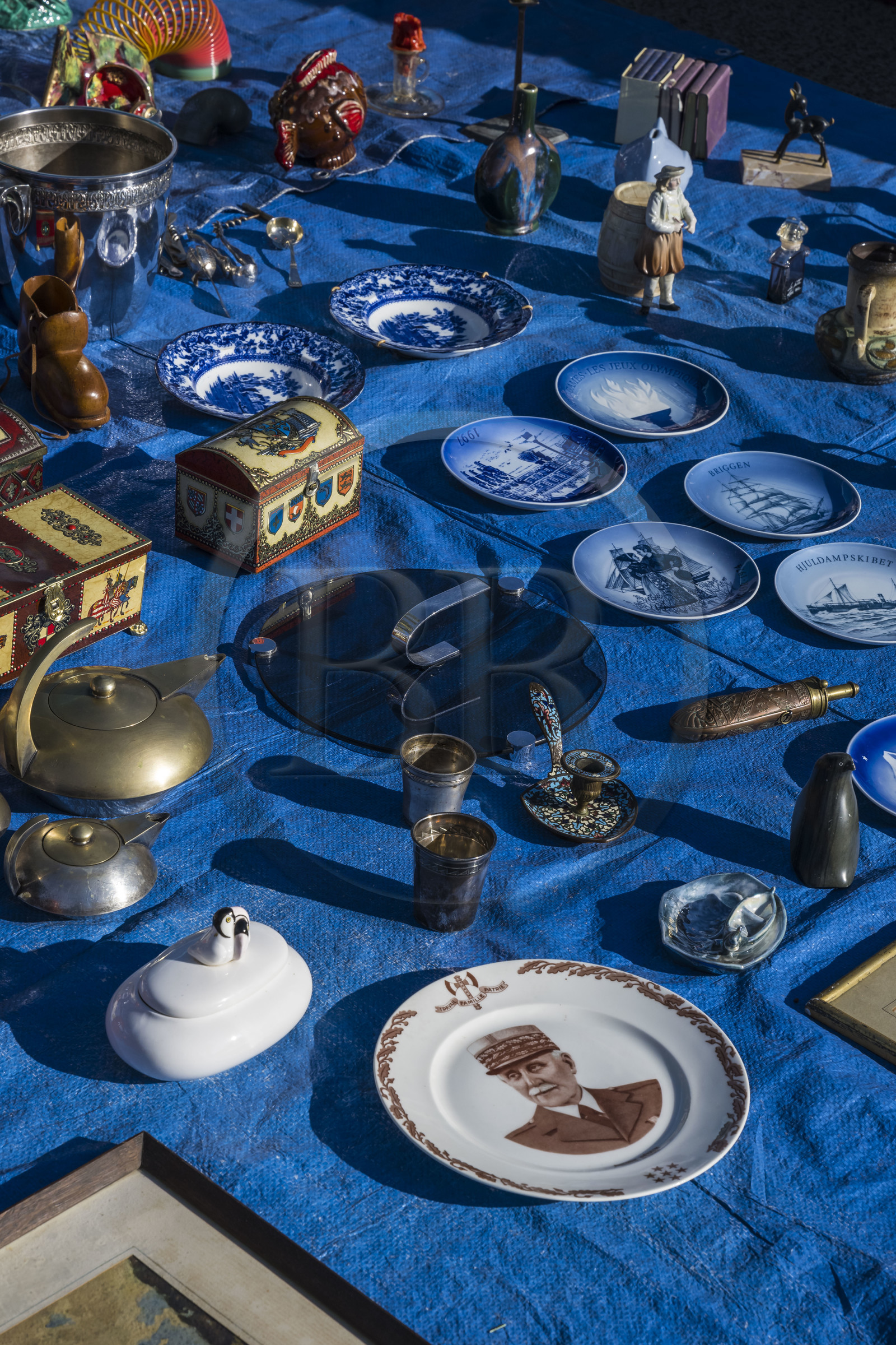 France, Hérault (34), Palavas-Les-Flots, marché aux puces et brocante du samedi matin, assiette arborant le maréchal Pétain et la devise travail famille patrie