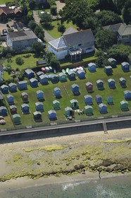 Royaume-Uni, Angleterre, Hampshire, Ile de Wight, Bembridge, cabanes de plage (vue aérienne)