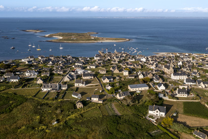 France, Finistère, Iroise Sea, Molene archipelago, Molene Island, the village and the Ledenez Vraz islet (aerial view)