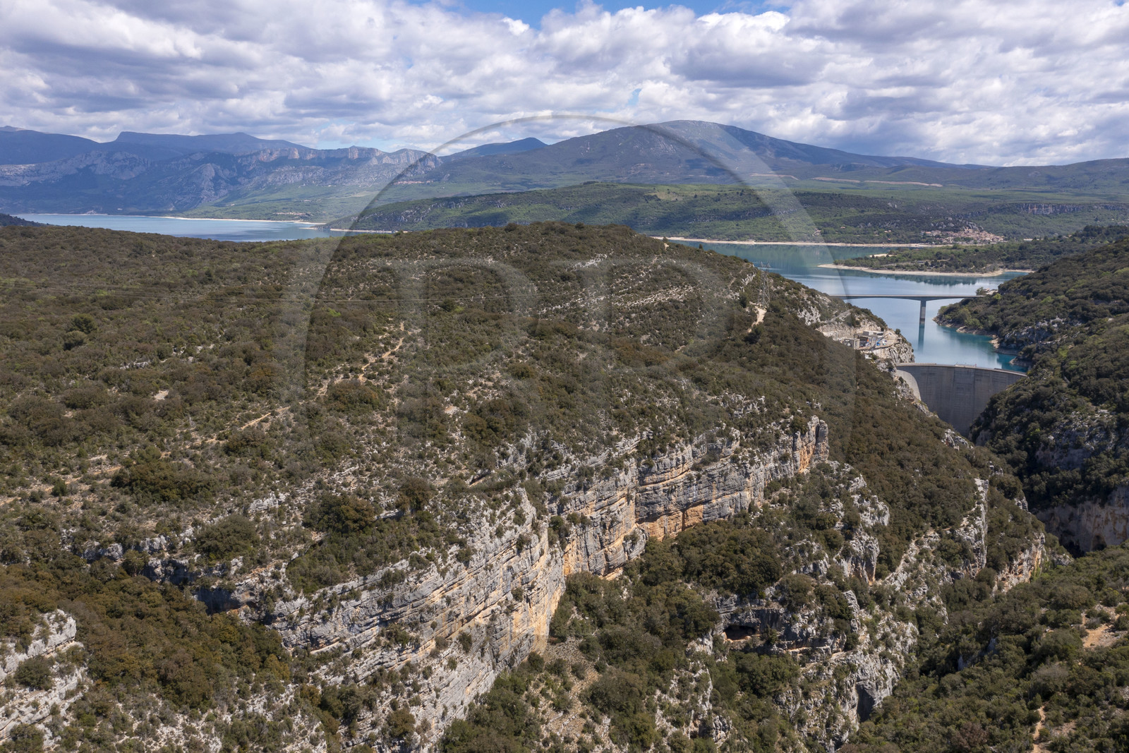 Var (83) rive gauche et Alpes-de-Haute-Provence (04) rive droite, Parc Naturel Régional du Verdon, Basses Gorges du Verdon en aval du lac de Sainte Croix, les gorges de Baudinard et le barrage de Sainte Croix en arrière plan (vue aérienne)