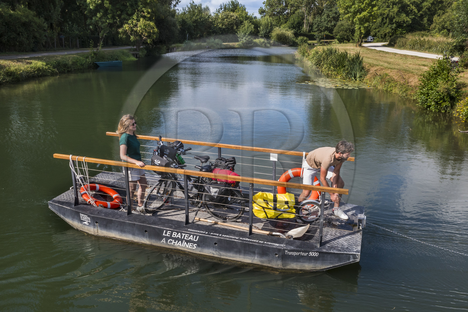 France, Deux-Sèvres (79), le Marais Poitevin, la Venise Verte, Magné, randonnée à bicyclette, passage de la Sèvre Niortaise à sur un des bateaux à chaines en libre accès (vue aérienne)