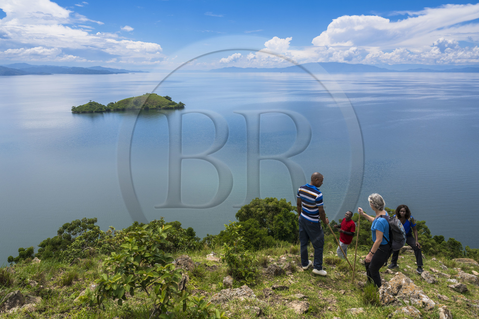 Rwanda, Province de l’Ouest, Karongi (anciennement nommée Kibuye), lac Kivu, randonnée au sommet de l'Ile Napoléon (ou Tembabagoyi)pour une vue générale sur le lac et la République démocratique du Congo en arrière plan