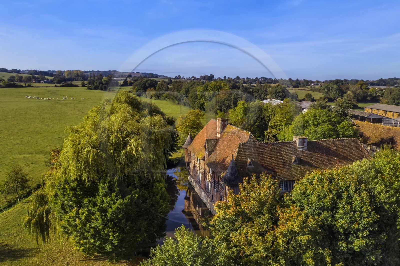 France, Calvados (14), Pays d'Auge, Coupesarte, Manoir de Coupesarte du XVIe siècle (vue aérienne)