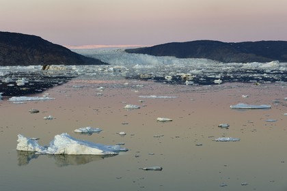 Groenland, cote ouest, baie de Disko, baie de Quervain, le glacier Eqip Sermia (glacier Eqi) au crépuscule et la calotte glaciaire en arrière plan