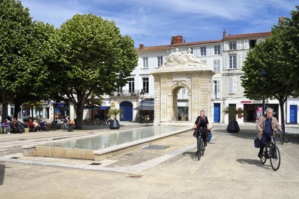 France, Charente-Maritime (17), Rochefort, cyclistes faisant la véloroute La Flow Vélo sur la place Colbert avec sa fontaine monumentale