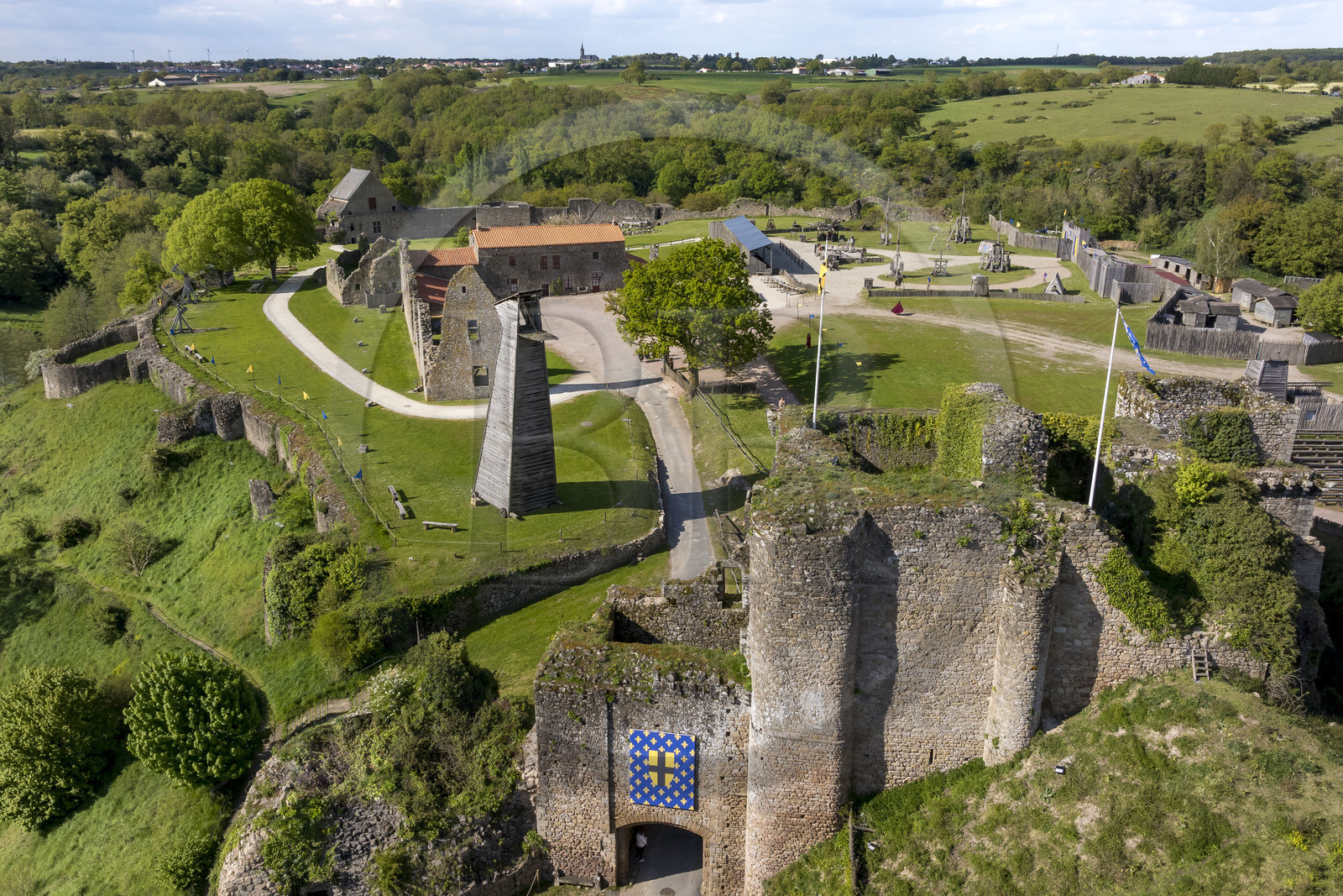 France, Vendée (85), Tiffauges, le chateau de Tiffauges,  ancien chateau fort en ruines où résida Gilles de Rais et spécialisé dans les machines de guerre médiévales (vue aérienne)