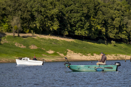 France, Nièvre (58), Parc naturel régional du Morvan, Chaumard, lac de Pannecière, pêche à la ligne sur une barque