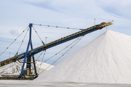 France, Gard (30), Aigues-Mortes, le salin d'Aigues-Mortes (Salins du Midi), montagne de sel stocké