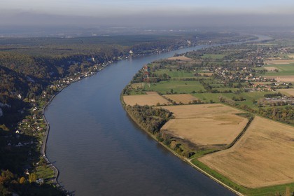 France, Seine-Maritime on the right bank and Le Bas Mauny located in the department Eure the village of La Bouille on the left bank of the Seine .France, Seine-Maritime (76), (vue aérienne)