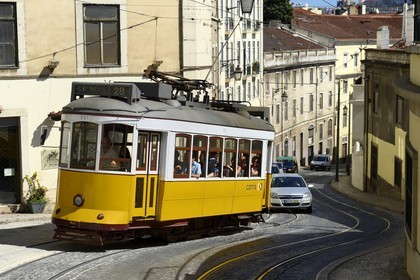 Portugal, Lisbonne, quartier du Chiado, tramway (electricos) de la ligne 28 dans la descente de la rua Cordon