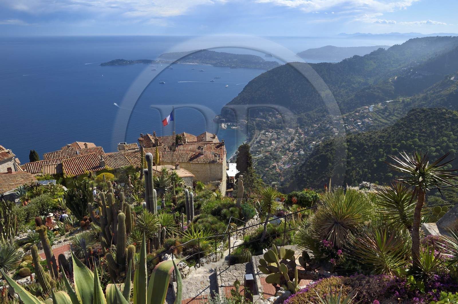 France, Alpes Maritimes (06), le village perché d'Eze et son Jardin Exotique classé Jardin Remarquable, Saint-Jean-Cap-Ferrat en arrière plan