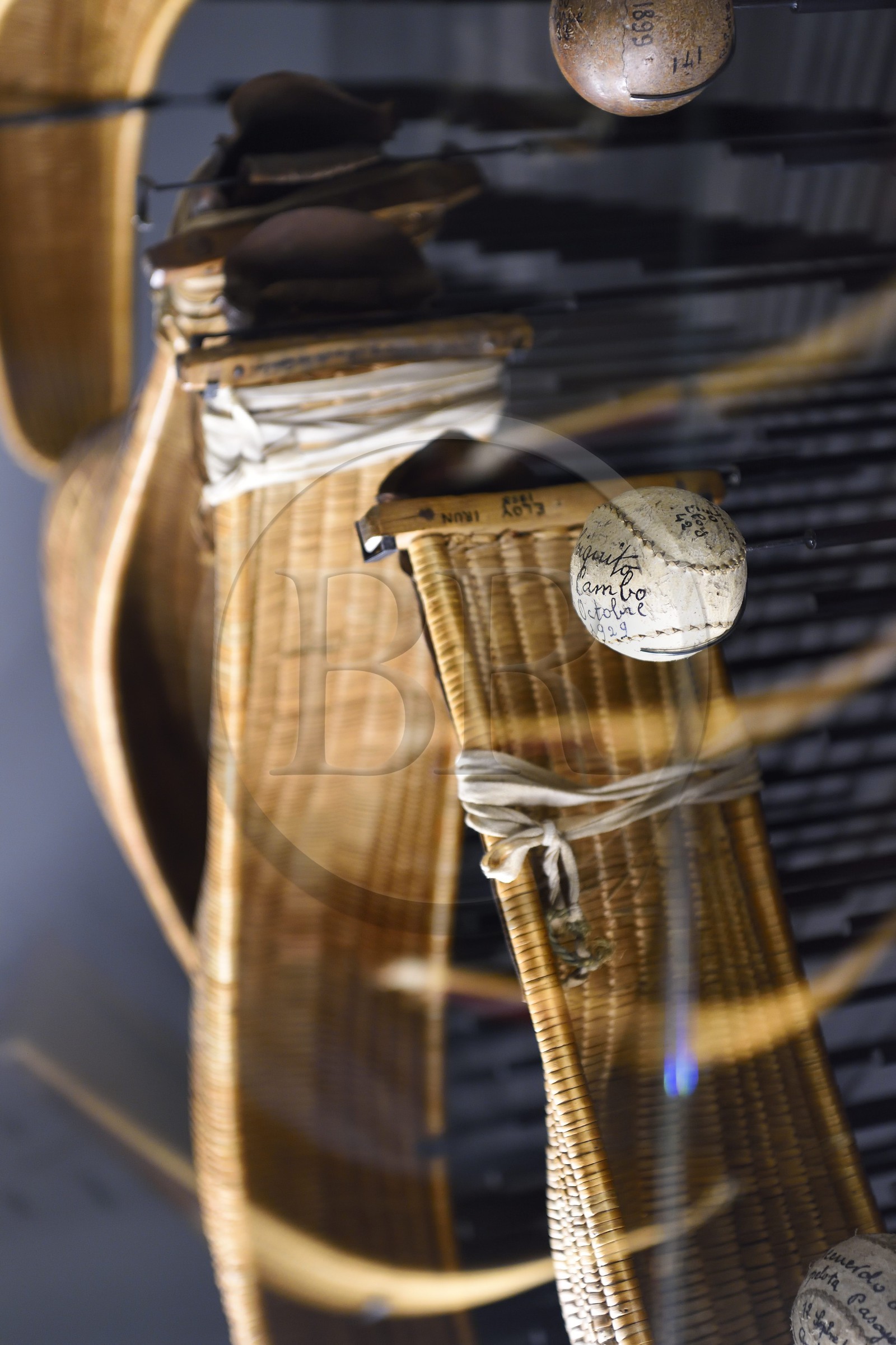 France, Pyrénées-Atlantiques (64), Pays-Basque, Bayonne, Musée Basque, chisteras, instrument en osier recourbé utilisé pour jouer aux différentes formes de pelote basque France, Pyrénées-Atlantiques (64), Pays-Basque, Bayonne, Musée Basque, chisteras, instrument en osier recourbé utilisé pour jouer aux différentes formes de pelote basque