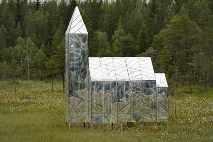 Suède, Comté de Vasterbotten, région d'Umea, la Route d'Art des Sept Rivières (Konstvagen Sju Alvar), Hägring de l'artiste Kent Karlsson sur la route 92 entre Vännäs et Bjurholm