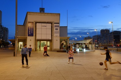 Espagne, Andalousie, Malaga, quartier Soho, le centre d’art contemporain (CAC Malaga), enfants jouant au football