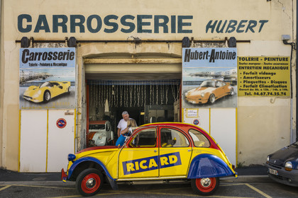 France, Hérault (34), Sète, 2 CV Citroen devant le Garage carrosserie Hubert Antoine rue Romain Rolland