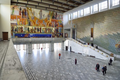 Norvège, Oslo, l'hotel de ville (Radhuset), salle principale qui accueille la cérémonie du prix Nobel de la paix, fresques avec des motifs tirés de l'histoire, de la culture et du monde du travail norvégien