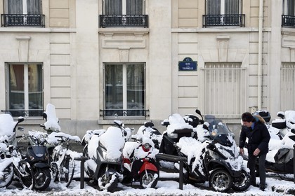 France, Paris, quai de la Tournelle, scooters under the snow