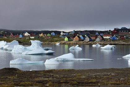 Greenland, west coast, Disko Island, Qeqertarsuaq village bay, icebergs in front of the village