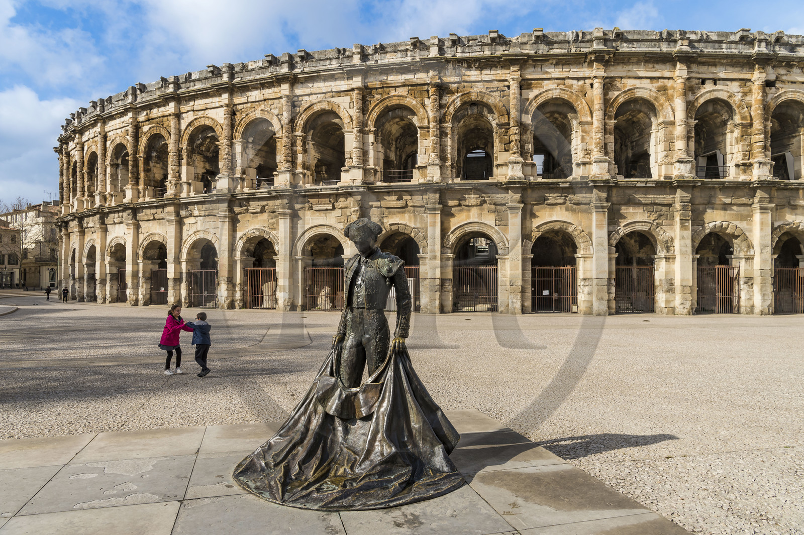 France, Gard (30), Nîmes, place des arènes, statue du torero Nimeno II par Serena Carone de 1994 devant les Arènes