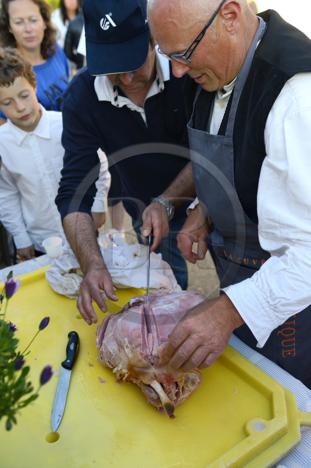 France, Finistère (29), Locronan, fête dans la famille Louboutin qui cloture la procession de la petite Troménie, jambon cuit sous la cendre