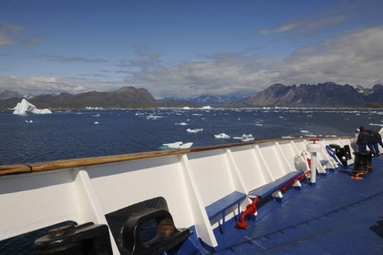 Groenland, fjord de Nanortalik, le bateau de croisière le Princess Danané progressant entre les icebergs