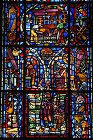 France, Marne (51), Reims, la cathédrale Notre-Dame de Reims, classée Patrimoine Mondial de l'UNESCO, vitrail représentant le travail de la vigne