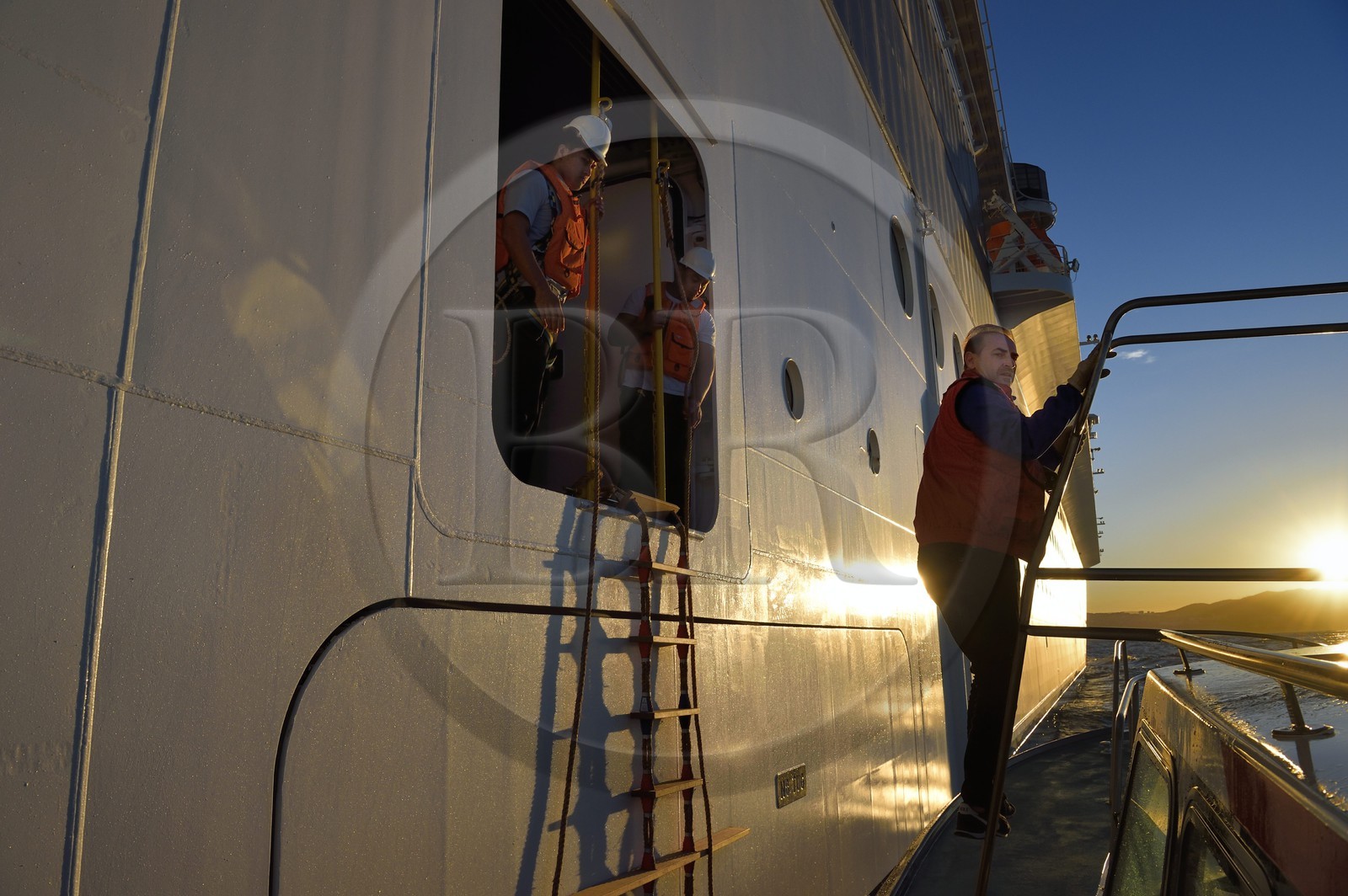 France, Bouches-du-Rhône (13), Marseille, le Pilote maritime de la Station de Pilotage de Marseille-Fos et Président du Club de la Croisière Marseille Provence Jean-François Suhas, s'apprêtant à embarquer à bord d'un bateau de croisière depuis sa pilotine