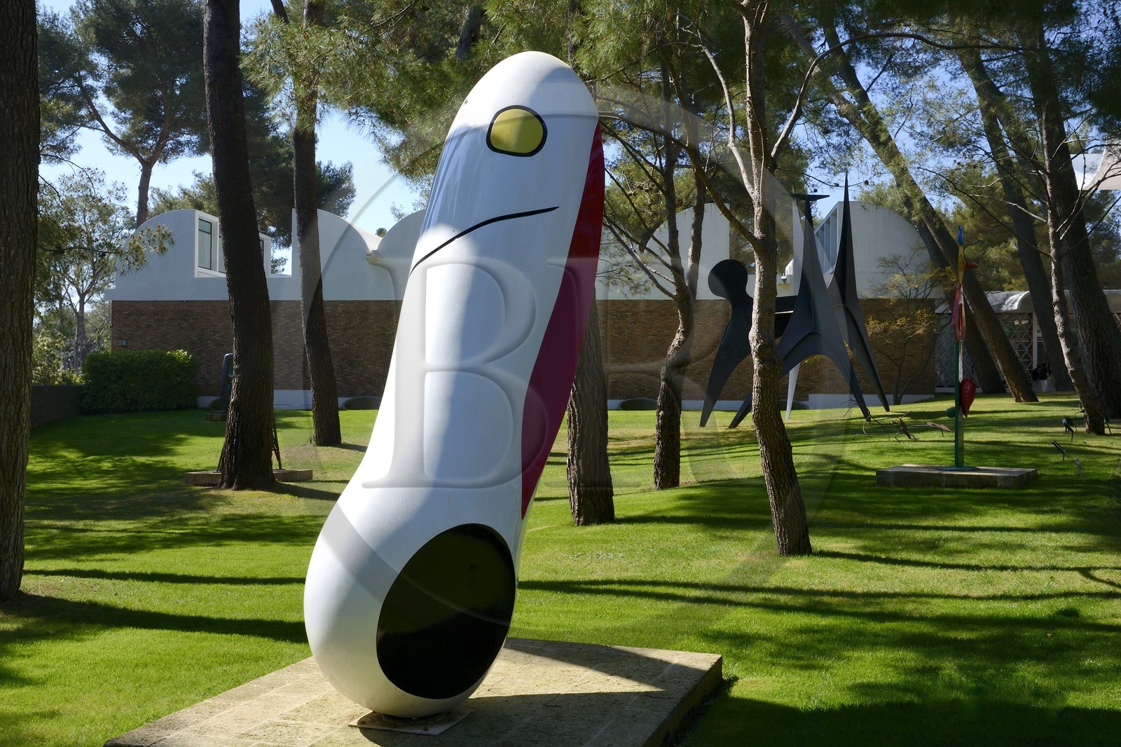 France, Alpes-Maritimes (06), Saint Paul de Vence, Fondation Maeght, musée d'art contemporain, sculpture Personnage (1972) de Joan Miro dans le jardin de sculptures
