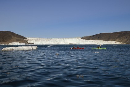 Groenland, cote ouest, baie de Disko, baie de Quervain, kayaks progressant au milieu des icebergs, le glacier Eqip Sermia (glacier Eqi) en arrière plan