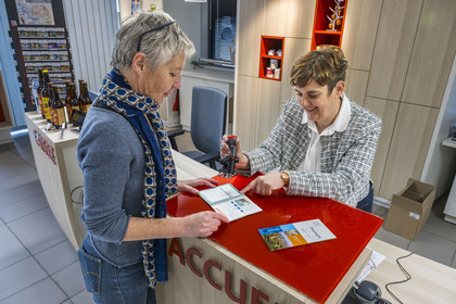 France, Vendée (85), Pouzauges, une cycliste du Vendée Vélo Tour se fait tamponner son cernet de route à l'office de tourisme