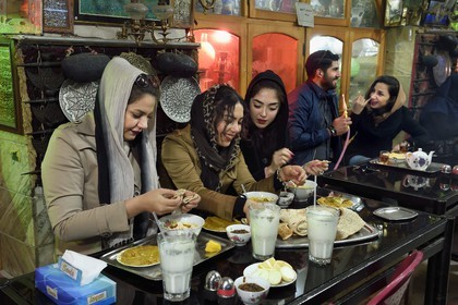 Iran, province d'Ispahan, Ispahan, la maison de thé et restaurant Chai Khaneh Azadegan, jeunes iraniennes étudiantes en ingénierie médicale qui se nomment, de gauche à droite, Pita, Nadia et Niloufar (pas de model release)