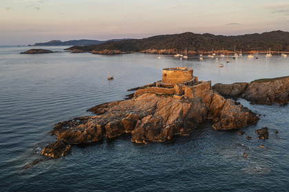 France, Var (83), Iles d'Hyères, parc national de Port Cros, Ile de Porquerolles, Fort du Petit Langoustier datant du XVIIème siècle sur son ilot et Porquerolles en arrière plan (vue aérienne)