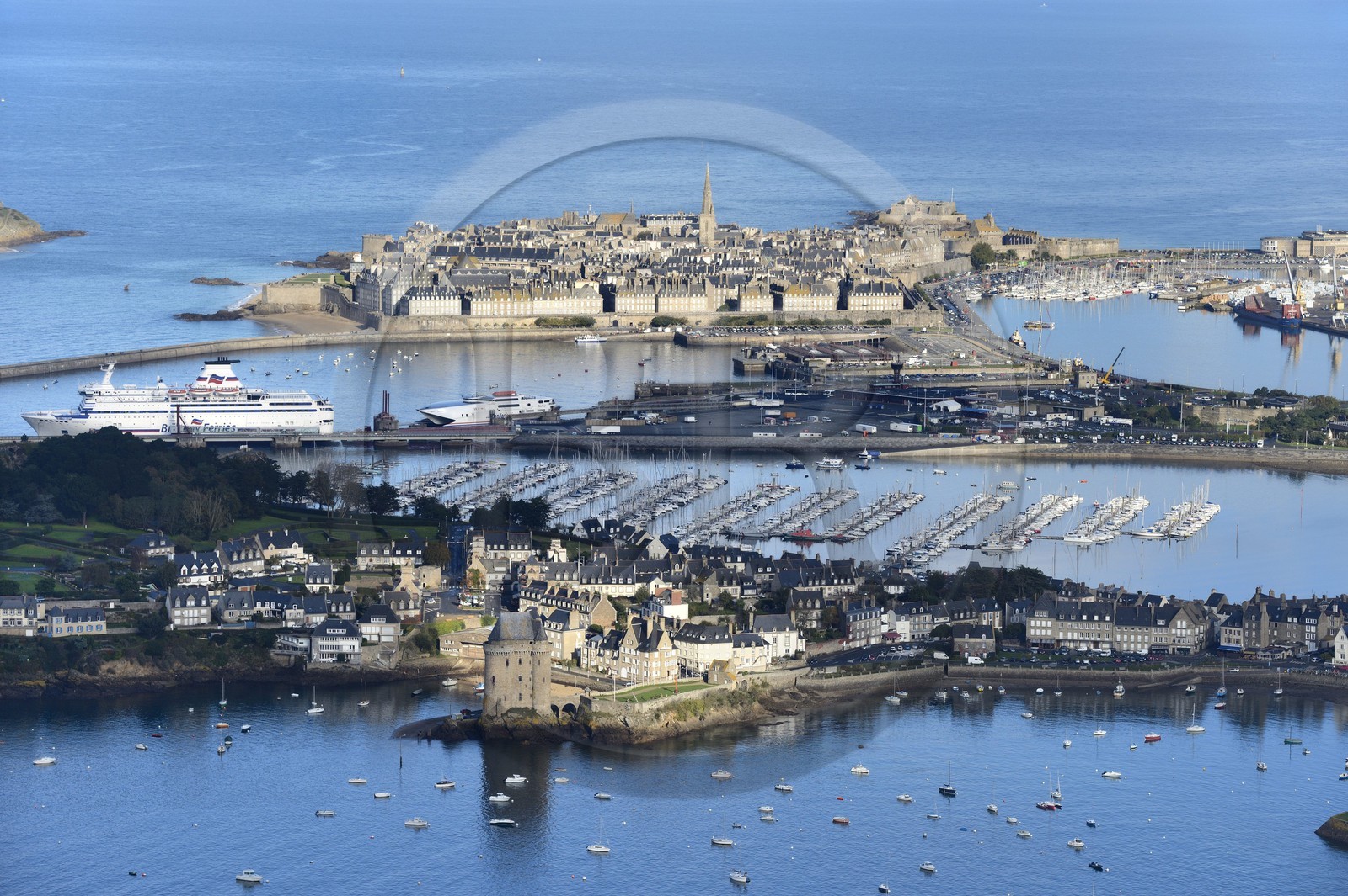 France, Ille-et-Vilaine (35), côte d'émeraude, la vieille ville fortifiée de Saint-Malo à l'abris de ses remparts, le port et la Tour Solidor du quartier Saint-Servan construite en 1382 qui abrite le Musée international du Long-Cours Cap-Hornier au premier plan (vue aérienne) France, Ille-et-Vilaine (35), côte d'émeraude, la vieille ville fortifiée de Saint-Malo à l'abris de ses remparts, le port et la Tour Solidor du quartier Saint-Servan construite en 1382 qui abrite le Musée international du Long-Cours Cap-Hornier au premier plan (vue aérienne)
