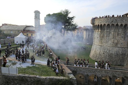 Italie, Ligurie, Sarzana, Napoleon Festival, combats de rue entre des soldat français de la Grande Armée et des soldats autrichiens aux abords de la Citadelle (forteresse Firmafede)
