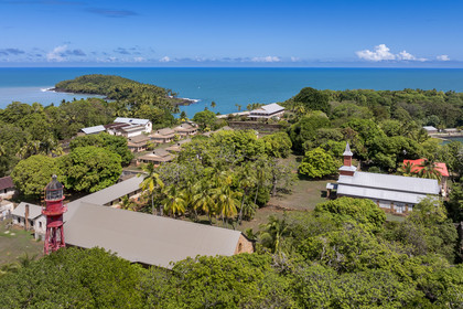 France, Guyane, Kourou, Iles du Salut, l'Ile Royale qui accueillait l'administration, la chapelle et l'hôpital du bagne ainsi que les logements de la direction et des gardiens (vue aérienne)