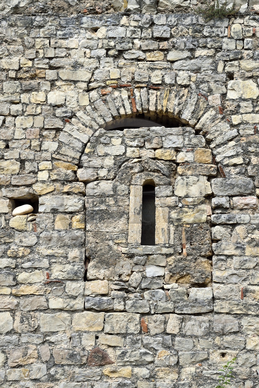 France, Var (83), Draguignan, la chapelle Saint Hermentaire du VIème siècle, fenêtre pré-romane en forme de champignon