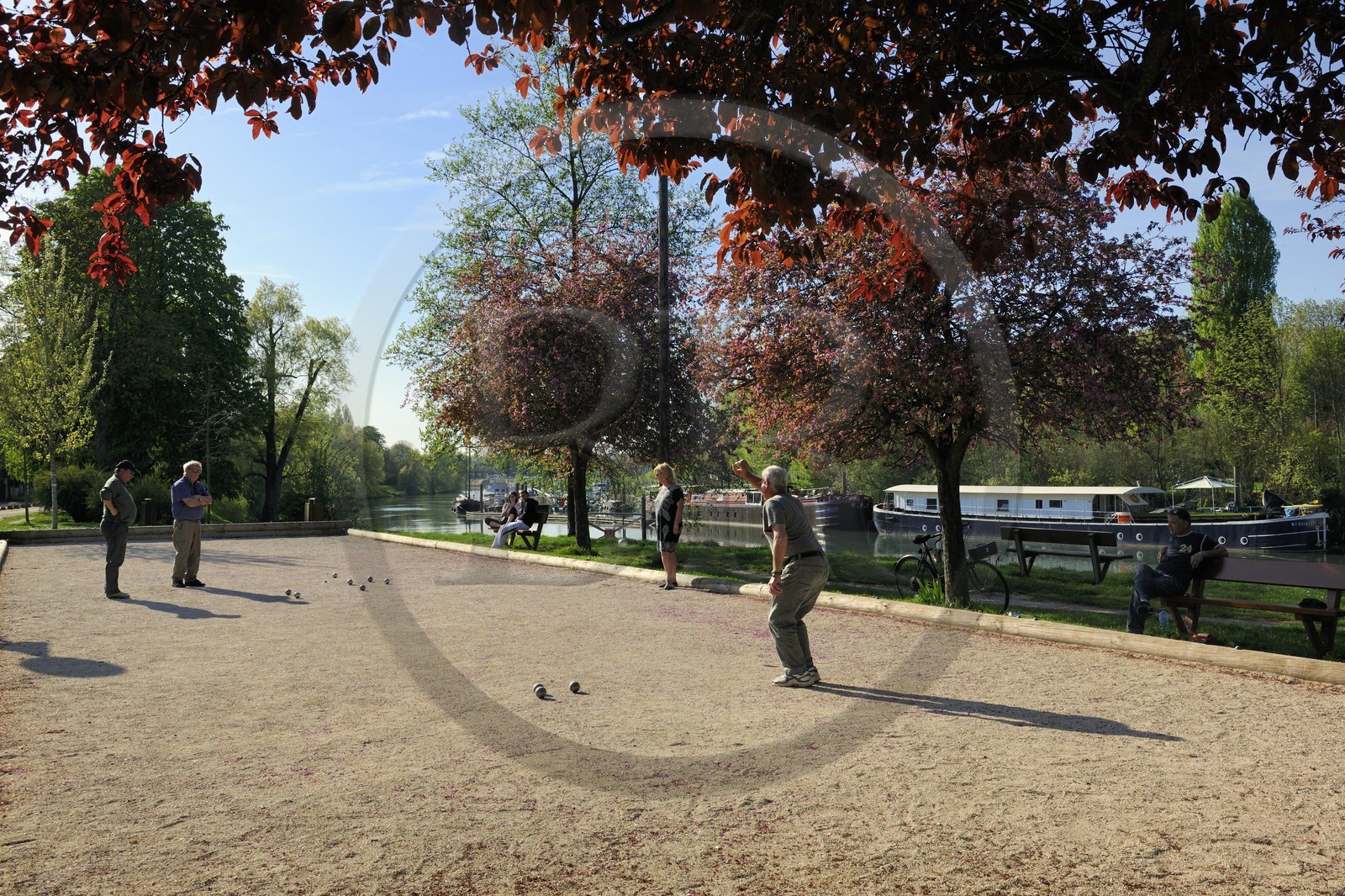 France, Val-de-Marne (94), les bords de Marne, Noisy-Le-Grand, joueurs de Boules en bordure de rivière France, Val-de-Marne (94), les bords de Marne, Noisy-Le-Grand, joueurs de Boules en bordure de rivière