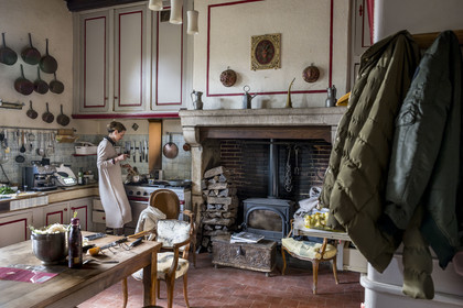 France, Vendée (85), Sèvremont, le chateau de la Flocellière, gite et chambre d'hotes, la chatelaine Sandrine Vignial préparant le diner de ses hotes dans la cuisine