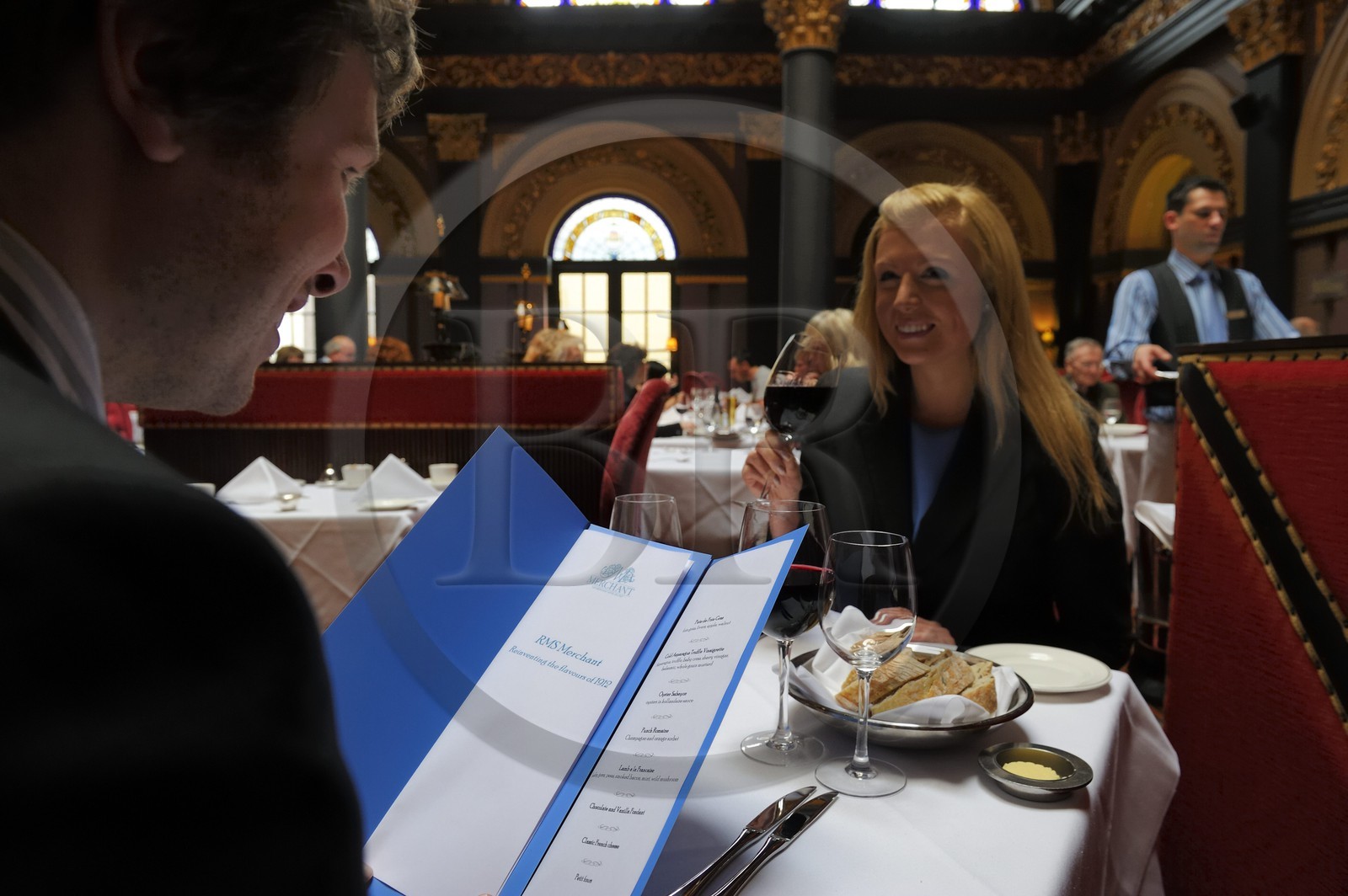 Royaume-Uni, Irlande du Nord, Belfast, la salle de restaurant du Merchant Hotel dans le Grand Hall d'une ancienne banque, menu special saveures de 1912 en hommage au Titanic