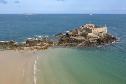 France, Ille-et-Vilaine (35), Côte d'Emeraude, Saint-Malo, Fort National conçu par Vauban et construit par Garangeau au XVIIème siècle vu depuis le haut des remparts et la grande Plage du Sillon au premier plan (vue aérienne)