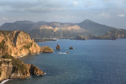 Italie, Sicile, iles Eoliennes, classées Patrimoine Mondial de l'UNESCO, Ile de Lipari, les falaises de la côte Sud-Ouest de l'île à Quattrocchi face à l'Ile de Vulcano en arrière plan