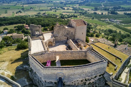 France, Vaucluse (84), Parc Naturel Regional du Luberon, Lacoste, chateau de Lacoste, une des residences du Marquis de Sade et de nos jours propriété de Pierre Cardin, silhouette du Divin Marquis (vue aérienne)