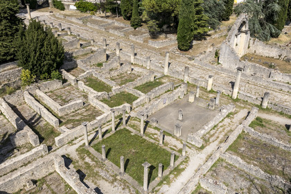 France, Vaucluse (84), Vaison-la-Romaine, site archéologique de la Villasse, la rue des boutiques (vue aérienne)