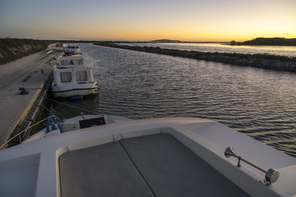 France, Hérault (34), Frontignan, bateaux de plaisance sur le canal du Rhône à Sète, le Mont Saint-Clair à Sète en arrière plan